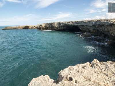 Decidiamo di spostarci verso sinistra. Camminare sulla pietra puntigliosa non � affatto facile, tuttavia il panorama che ci accoglie a pochi passi vale certamente lo sforzo: siamo di fronte alle �grotte del Pozzo Vivo�, formate da due enormi bocche spalancate e caratterizzate da pareti calcaree le cui sfumature vanno dal nero al marroncino